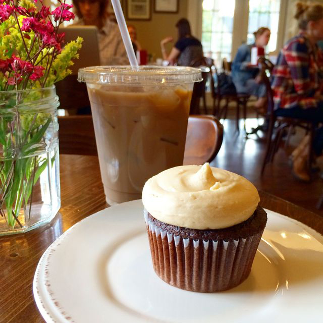 muddys cupcake and iced coffee